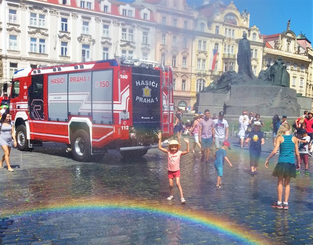 Osvěžení od hasičů přišlo vhod