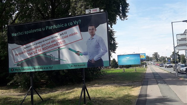 Silnice a chodníky v Pardubicích u nyní lemují billboardy, které mají...