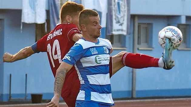 Třinecký Imrich Bedecs (v červeném) odkopem znekulatil míč a vylekal Martina... Třinecký Imrich Bedecs (v červeném) odkopem znekulatil míč a vylekal Martina...