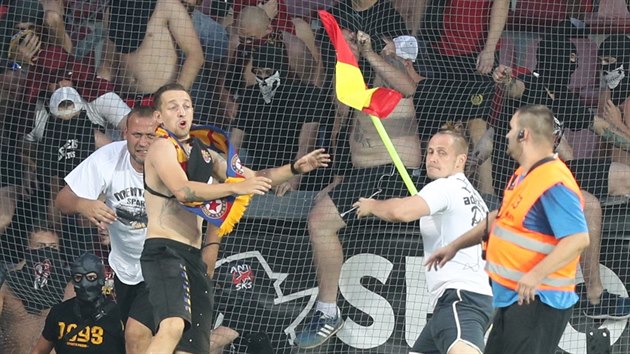 V odvetě 2. předkola Evropské ligy proti Spartaku Subotica vtrhli na hřiště... V odvetě 2. předkola Evropské ligy proti Spartaku Subotica vtrhli na hřiště...