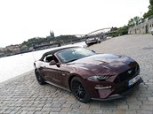 Ford Mustang - nová barva Royal Crimson působí důstojně.