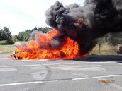 U Mlýnce na Tachovsku shořela dodávka, vlek se dvěma auty lidé stačili odpojit....