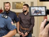 Před Okresním soudem Plzeň-město stanuli Jakub Hlaváč (na snímku) a Daniel... Před Okresním soudem Plzeň-město stanuli Jakub Hlaváč (na snímku) a Daniel...