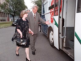 Milo Zeman s manelkou Ivanou nastupují do volebního autobusu Zemák v Ostrav....