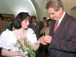 Svatba pedsedy SSD Miloe Zemana s Ivanou Bednaríkovou probhla na...