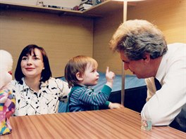 Rodina Zemanových ve svém praském byt v roce 1995.