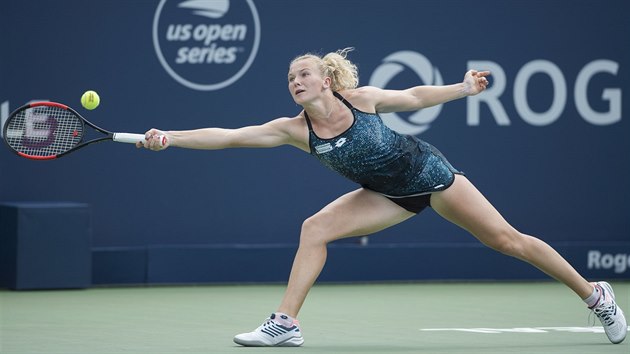 Kateina Siniakov se natahuje po mku na turnaji v Montrealu.
