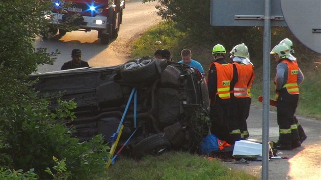 U Vyehoovic narazilo auto do stromu, spolujezdec nepeil (4.8.2018).