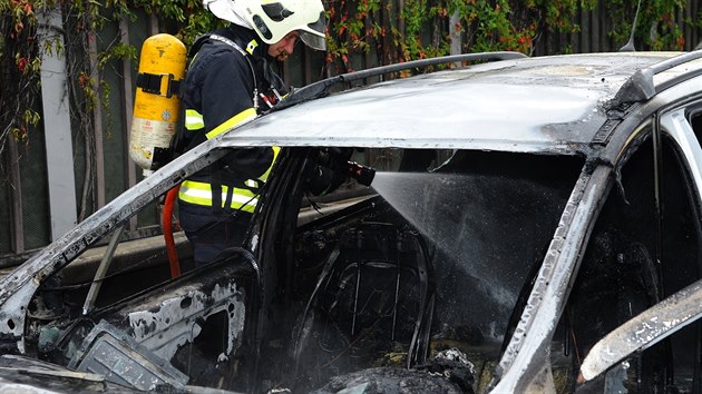 V nedli rno zasahovali hasii na Praskm okruhu u sjezdu na Oech. V odstavnm pruhu tam dolo k poru v motorov sti auta s karavanem (5.8.2018).