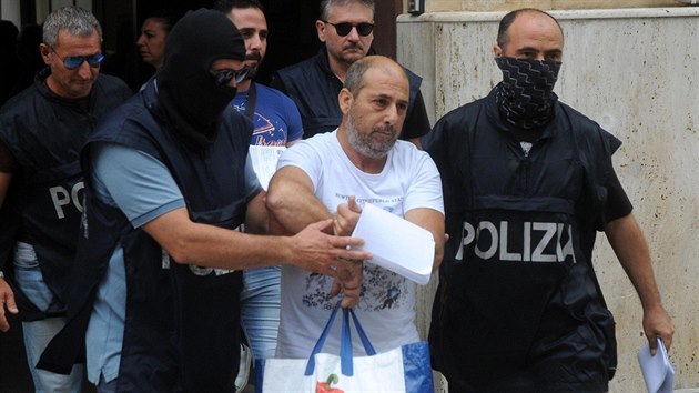Italská policie zadrela skupinu pachatel, kteí mrzaili lidi a posléze za n...