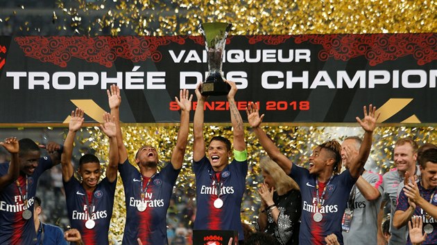 PSG vyhrlo francouzsk Superpohr, trofej nad hlavu zdvihl kapitn Thiago Silva.
