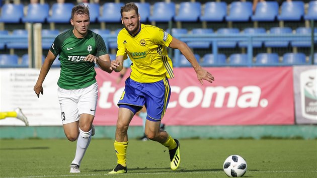 Fotbalista Jablonce Tom Beka (vlevo) bojuje o m se zlnskm Tomem Poznarem.