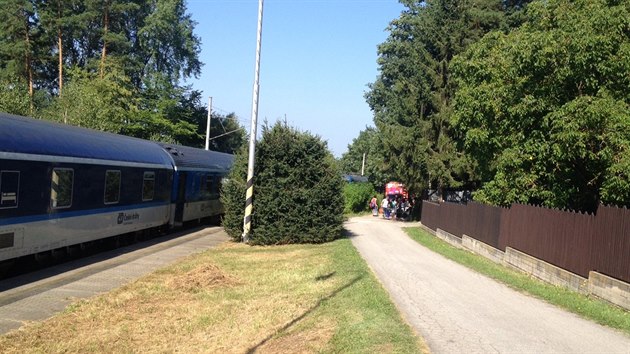 Vlak jedouc z Lince srazil osobn vz na trati mezi Kamennm jezdem a Velnou. idi na mst zemel.