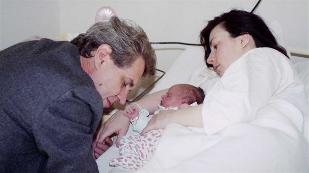 Milo Zeman s manelkou Ivanou a dvoudenn dcerou Kateinou, kter se narodila v prask v porodnici U Apoline. (3. ledna 1994)