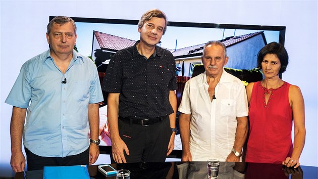 Ivan Krl, Martin Junek, Monika Nmcov a Richard Stadler z bytovho drustva Svatopluk v diskusnm poadu Rozstel. (2. srpna 2018)