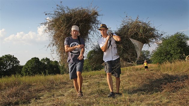 Pavel Kuchejda (vlevo) a Radim Heiduk z hlunskho spolku Agri Nostra, kter obhospodauje louky a buduje na nich pirozen toit pro rzn druhy ivoich.