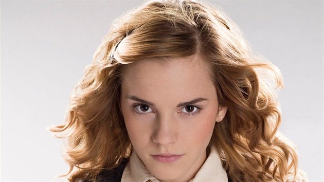 Pestoe m v civilu hereka Emma Watsonov vlasy rovn, jako Hermion Grangerov v kouzelnick sze Harry Potter j to slu mnohem vce. Vlasy j poletuj okolo hlavy v pvabnch nazrzlch vlnch.
