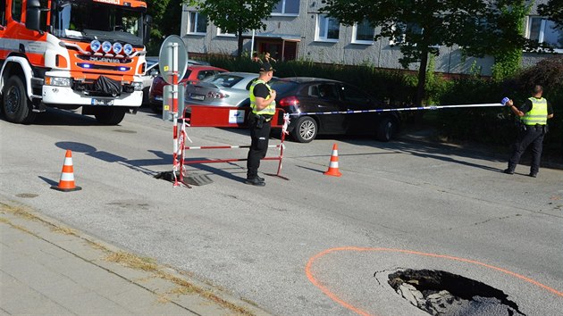 Horkem zmkl asfalt se na beclavskch silnicch hrout do vymletch mst kanalizace. Oprava trv i dva tdny.