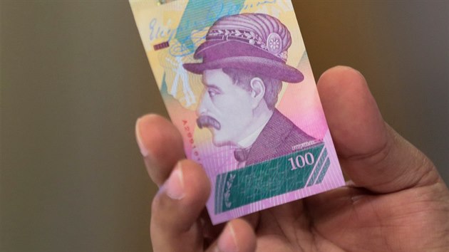 Maduro dr bankovku nov venezuelsk mny (25.7.2018)
