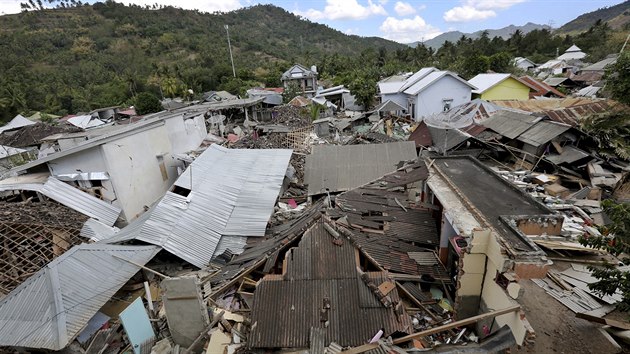 Siln zemtesen poniilo domy v severnm Lomboku (7. srpna 2018)