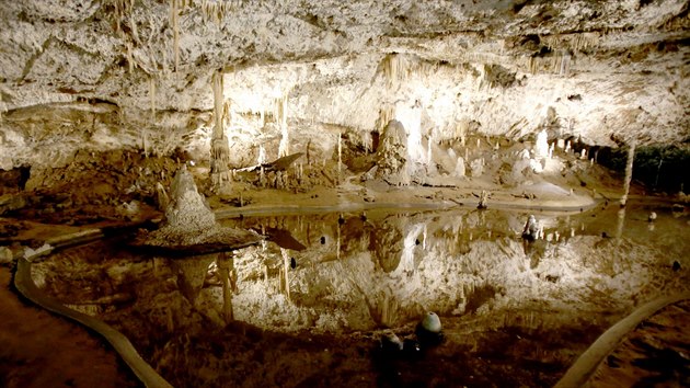 Po vstupu do Punkevních jeskyní čeká na návštěvníky úchvatný pohled na uměle...