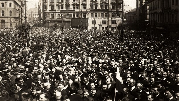 Na dnenm nmst Svobody se lid na podzim 1918 v Brn schzeli.