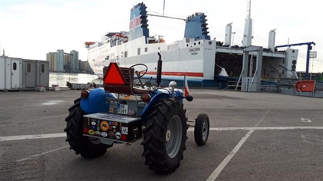 Nadenec brnnskho Zetoru Martin Havelka procestoval na traktoru vdsko. Jel na nm na sever i zpt do eska.