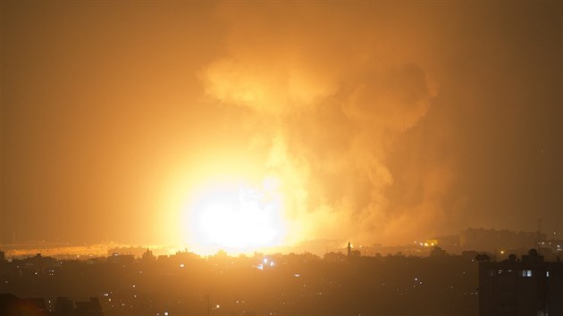 Exploze v psmu Gaza. Izraelsk letectvo v reakci na palbu zatoilo na vce ne 100 pozic radiklnho hnut Hamas. (8. srpna 2018)