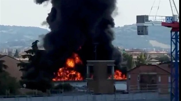 Na dlnici v Boloni explodovala po srce dvou nkladnch aut cisterna jednoho voz, kter pevel holav ltky. (6. srpna 2018)