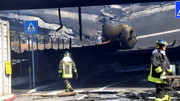 Na dlnici v Boloni explodovala po srce dvou nkladnch aut cisterna jednoho voz, kter pevel holav ltky. (6. srpna 2018)