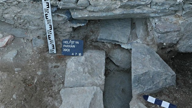 Archeologov objevili v rmci przkumu bhem velk opravy parknu renesannho palce hradu Helftna st kanalizace pochzejc zejm z druh poloviny 15. stolet.