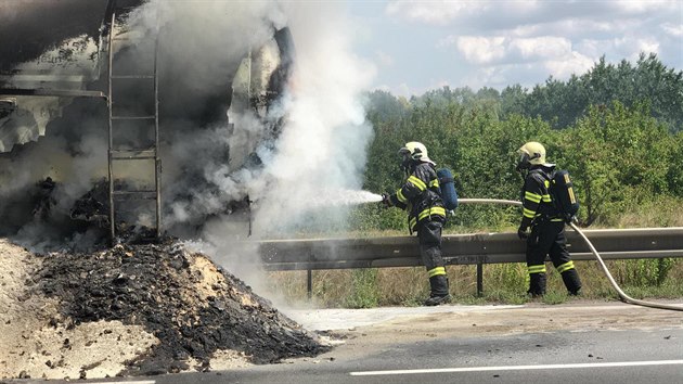 U Olomouce vzpll za jzdy cisternov pvs s moukou. Plameny se rychle rozily, zniily vnj obal a st nkladu se vysypala.