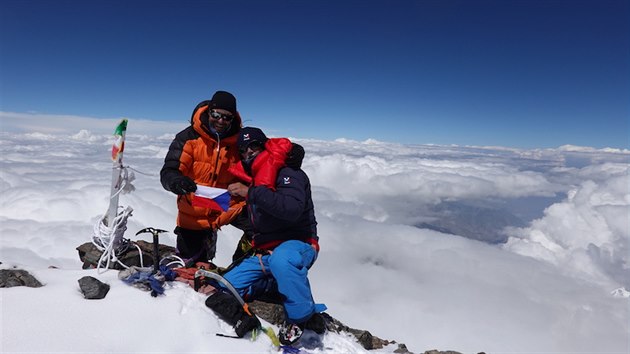 Radoslav Groh (vpravo) vylezl na vrchol Nanga Parbat se svm parkem Pavlem Bmem. Devtou nejvy osmitiscovku zdolalo na spn expedici est ech.