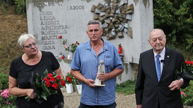 Zdravotn sestra Nadda Tomkov, strojvedouc Ji indel (uprosted) a autor pomnku Miroslav Rybika, se ve stedu seli u pomnku pipomnajc tragdii ve Studnce.  (8. srpna 2015)