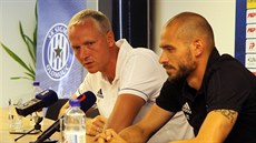Trenér Olomouce Václav Jílek (vlevo) a kapitán Michal Vepřek. Trenér Olomouce Václav Jílek (vlevo) a kapitán Michal Vepřek.