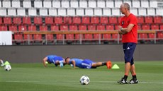 Olomoucký kouč Václav Jílek na tréninku před zápasem Evropské ligy proti... Olomoucký kouč Václav Jílek na tréninku před zápasem Evropské ligy proti...