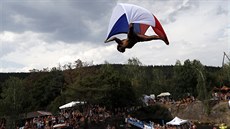 Skákat se na akci v Hříměždicích dá i s vlajkou. (3. srpna 2018) Skákat se na akci v Hříměždicích dá i s vlajkou. (3. srpna 2018)