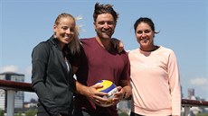 Beachvolejbalový trenér Simon Nausch s Markétou Nausch Slukovou (vlevo) a... Beachvolejbalový trenér Simon Nausch s Markétou Nausch Slukovou (vlevo) a...