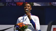 Britský sprinter Charnel Hughes pebírá se zlatou medailí po vítzství na 100...
