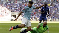 Sergio Agüero se snaží překonat brankáře Chelsea během anglického Superpoháru. Sergio Agüero se snaží překonat brankáře Chelsea během anglického Superpoháru.