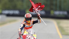 Španělský jezdec Marc Marquez oslavuje třetí msto z Velké ceny České republiky. Španělský jezdec Marc Marquez oslavuje třetí msto z Velké ceny České republiky.