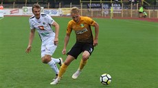 Hradecký Milan Černý sleduje běžícího Stanislava Vávru ze Sokolova. Hradecký Milan Černý sleduje běžícího Stanislava Vávru ze Sokolova.