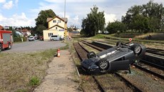 Jízda bezohledného řidiče skončila v kolejišti. Jízda bezohledného řidiče skončila v kolejišti.