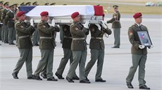 Pietní ceremoniál při příletu ostatků tří českých vojáků padlých v Afghánistánu... Pietní ceremoniál při příletu ostatků tří českých vojáků padlých v Afghánistánu...