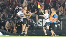 V odvetě 2. předkola Evropské ligy proti Spartaku Subotica vtrhli na hřiště... V odvetě 2. předkola Evropské ligy proti Spartaku Subotica vtrhli na hřiště...