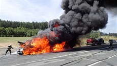 U Mlýnce na Tachovsku shořela dodávka, vlek se dvěma auty lidé stačili odpojit.... U Mlýnce na Tachovsku shořela dodávka, vlek se dvěma auty lidé stačili odpojit....