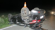 Dvacetiletý řidič vyjel při průjezdu zatáčkou ze silnice. Auto narazilo do... Dvacetiletý řidič vyjel při průjezdu zatáčkou ze silnice. Auto narazilo do...