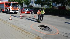 Horkem změklý asfalt se na břeclavských silnicích hroutí do vymletých míst... Horkem změklý asfalt se na břeclavských silnicích hroutí do vymletých míst...