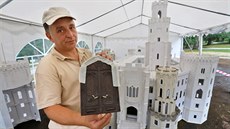 Josef Kusík, který se na stavbě miniatury sídla v Hluboké na Vltavou podílí.... Josef Kusík, který se na stavbě miniatury sídla v Hluboké na Vltavou podílí....