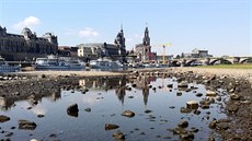 Vyhlídkové lodě stojí v Drážďanech kvůli nízké hladině Labe (31.7.2018) Vyhlídkové lodě stojí v Drážďanech kvůli nízké hladině Labe (31.7.2018)